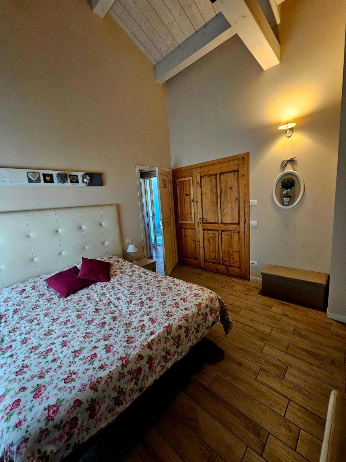 Luna City Ravenna Room photo