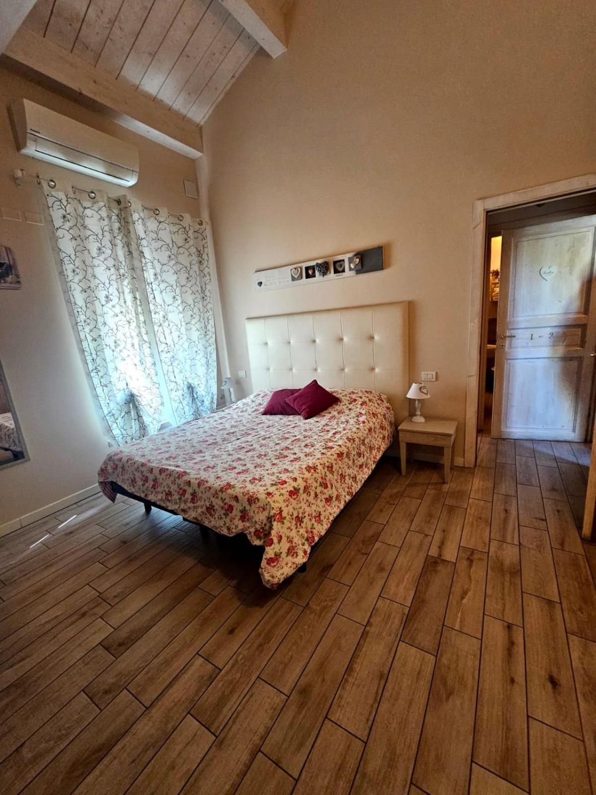 Luna City Ravenna Room photo